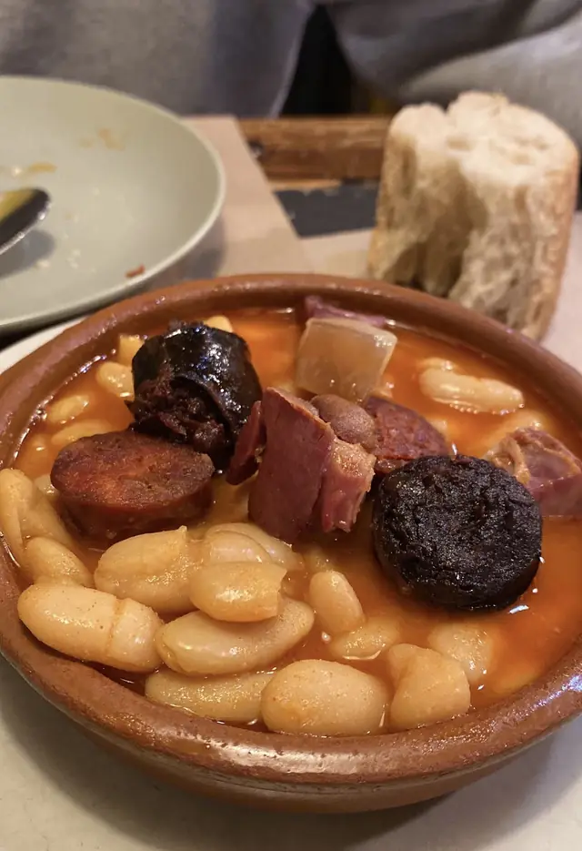 Cazuela de barro con fabada asturiana: alubias, chorizo, morcilla y panceta