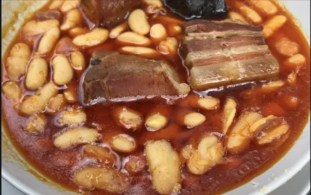 Fabada asturiana en primer plano