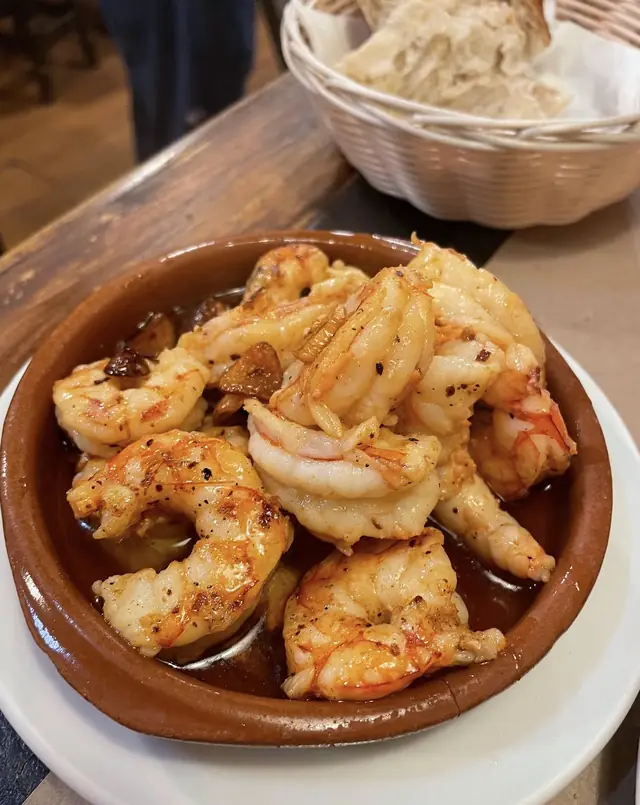 Cazuela de gambones al ajillo con ajo y aceite